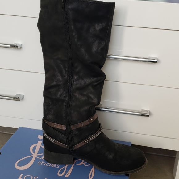 Boots - Picture 3 of 3